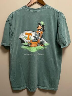 University of Tennessee Green Tee Pocket Logo & Dog On A Lawnmower Men XL